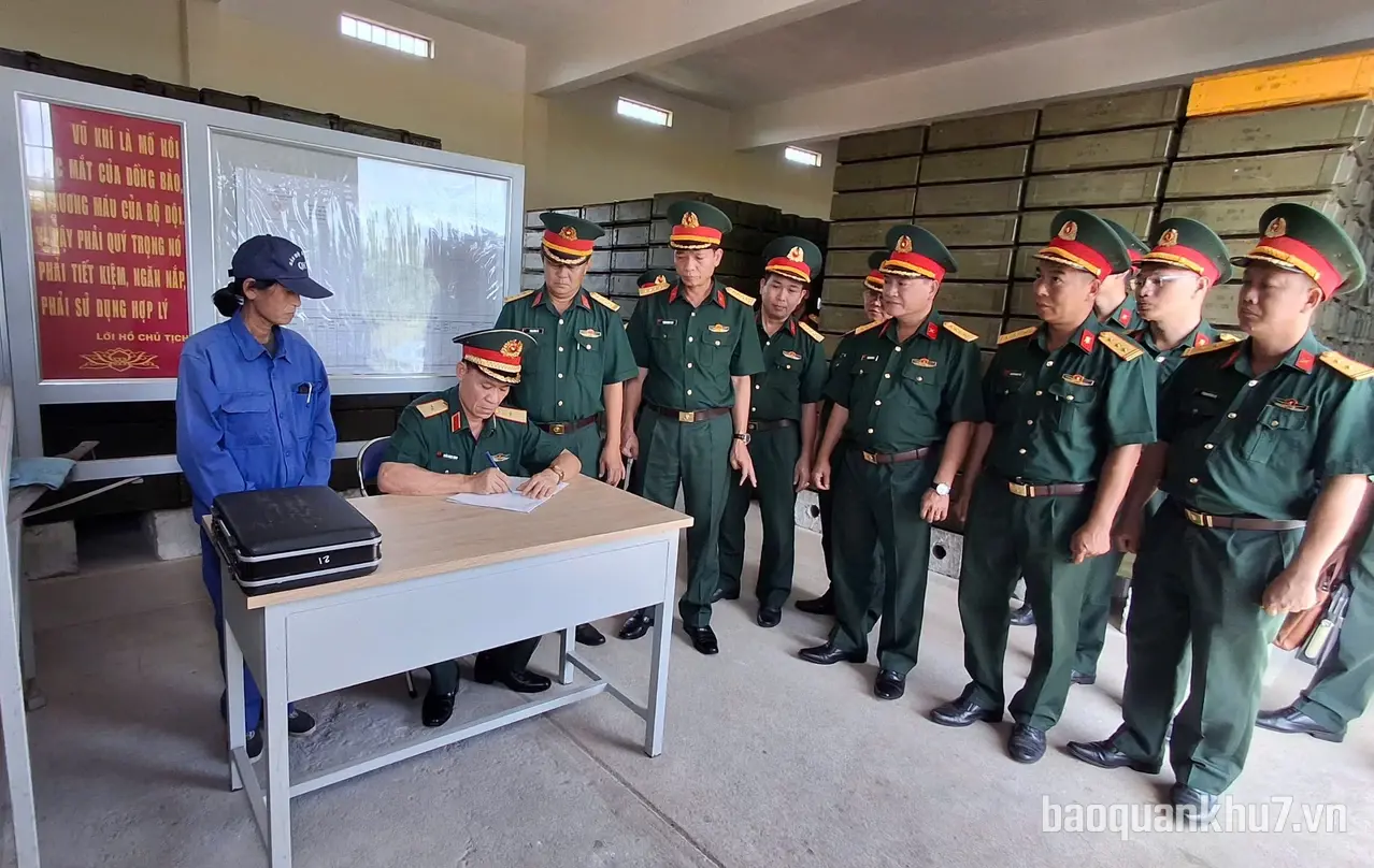 Thủ trưởng Bộ Tư lệnh Quân khu kiểm tra Kho K6, Cục Hậu cần - Kỹ thuật