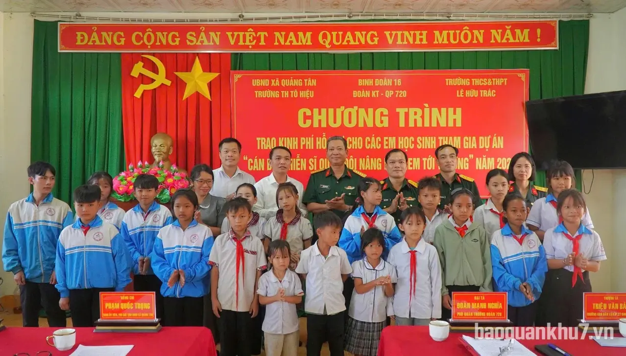 Đoàn Kinh tế - Quốc phòng 720: Trao 148 triệu đồng "Nâng bước em đến trường"
