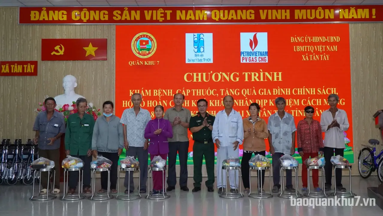 Quân khu 7 phối hợp khám bệnh, cấp thuốc, tặng quà cho gia đình chính sách, hộ khó khăn tại tỉnh Tây Ninh