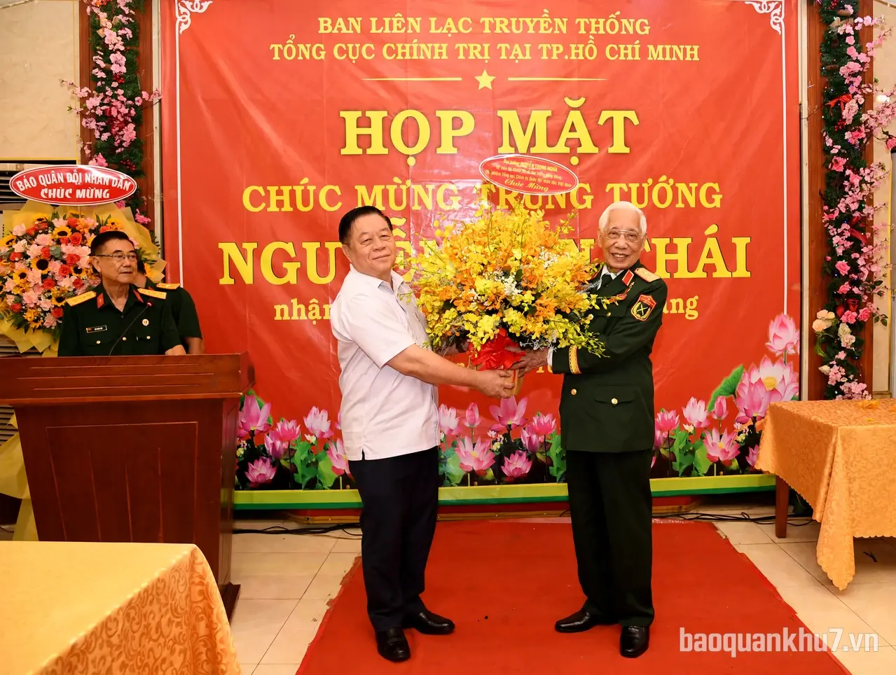 Ban liên lạc truyền thống Tổng cục Chính trị chúc mừng Trung tướng Nguyễn Văn Thái nhận Huy hiệu 80 năm tuổi Đảng