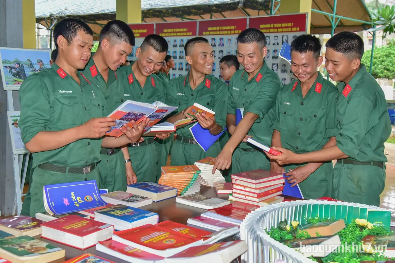 Quân khu 7 trưng bày sách và hình ảnh, tư liệu về các gương Anh hùng LLVT Quân khu tại Trung đoàn 88
