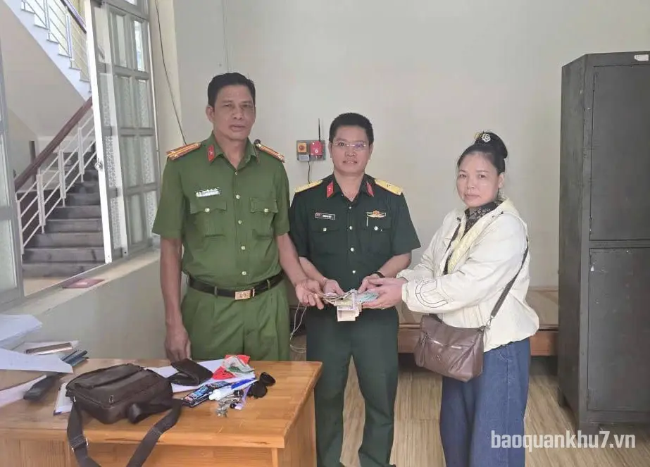 Thiếu tá Trần Phi Hào nhặt được của rơi, trả lại người mất