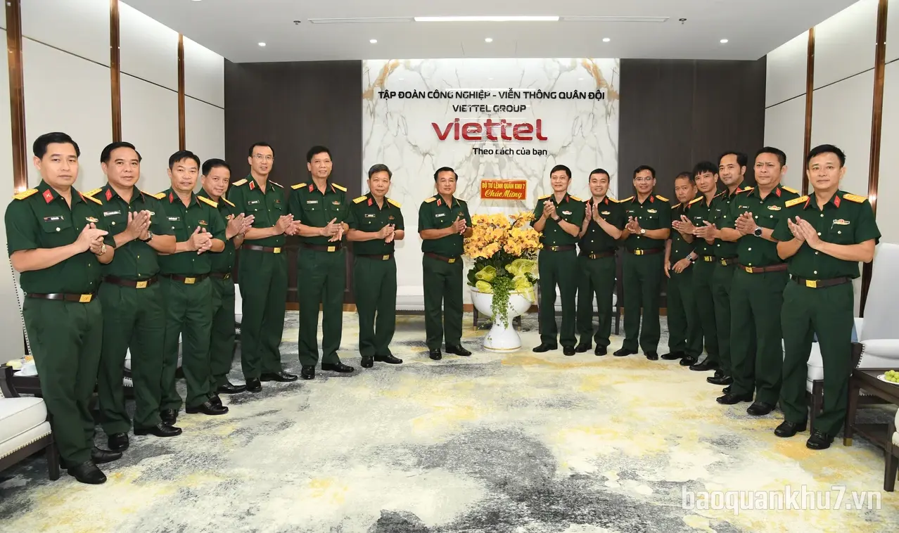 Chính ủy Quân khu thăm, chúc mừng các doanh nghiệp nhân ngày Doanh nhân Việt Nam