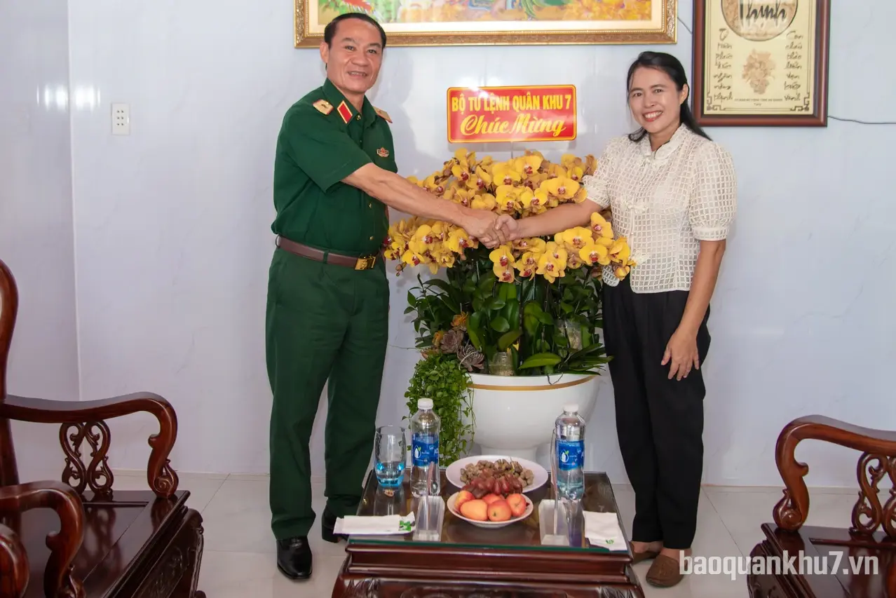 Thiếu tướng Trần Ngọc Minh thăm, chúc mừng Công ty Lagrico nhân ngày Doanh nhân Việt Nam