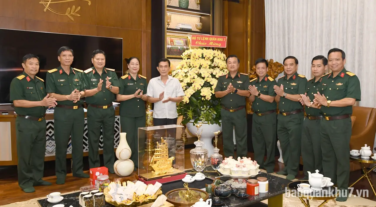 Chính ủy Quân khu 7 thăm, chúc mừng Tập đoàn Donacoop nhân ngày Doanh nhân Việt Nam