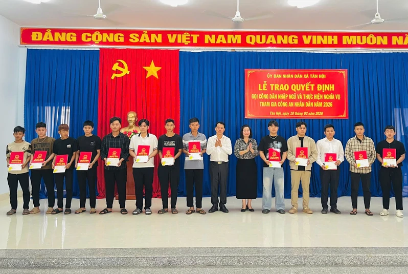 Xã Tân Hội, tỉnh Tây Ninh trao quyết định gọi công dân nhập ngũ năm 2026
