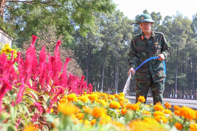 Rộn ràng doanh trại mùa xuân