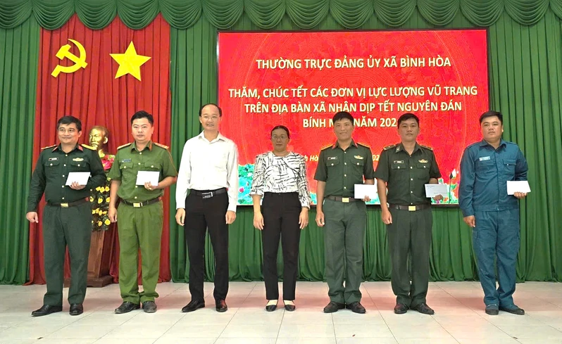 Thường trực Đảng ủy xã Bình Hòa, tỉnh Tây Ninh thăm, chúc Tết các đơn vị LLVT trên địa bàn