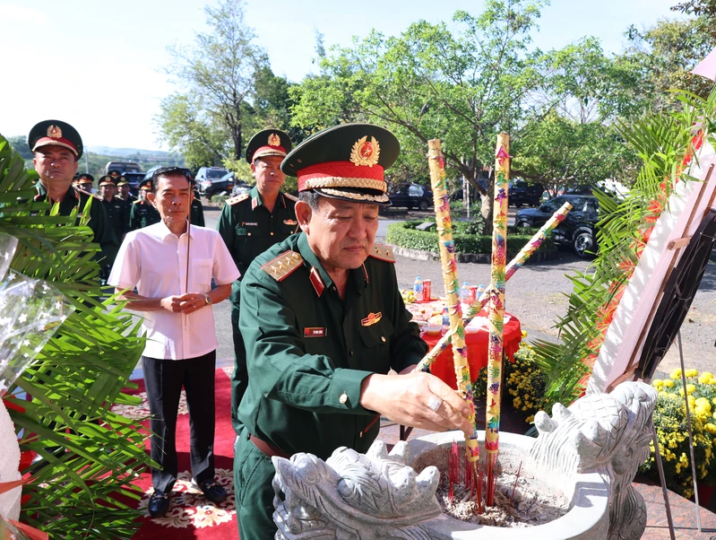 Đoàn công tác Bộ Quốc phòng dâng hương, dâng hoa tưởng niệm Chủ tịch Hồ Chí Minh
