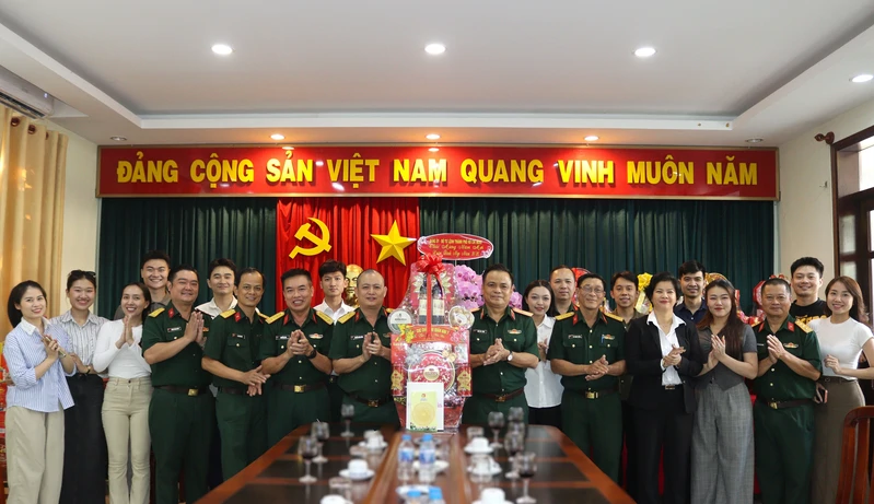 Thiếu tướng Trần Đức Thắng thăm, chúc Tết Đoàn Văn công Quân khu
