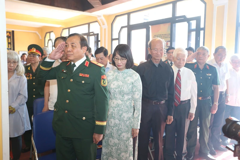 Dâng hương tưởng niệm liệt sĩ biệt động Sài Gòn