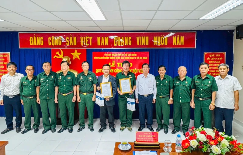Hội Doanh nghiệp Doanh nhân Cựu chiến binh Thành phố Hồ Chí Minh trao Quyết định kết nạp hội viên mới