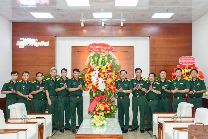 Thiếu tướng Đặng Văn Lẫm chúc mừng các bệnh viện nhân ngày Thầy thuốc Việt Nam