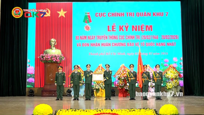 MEDIA: CỤC CHÍNH TRỊ QUÂN KHU 7 ĐÓN NHẬN HUÂN CHƯƠNG BẢO VỆ TỔ QUỐC HẠNG NHẤT