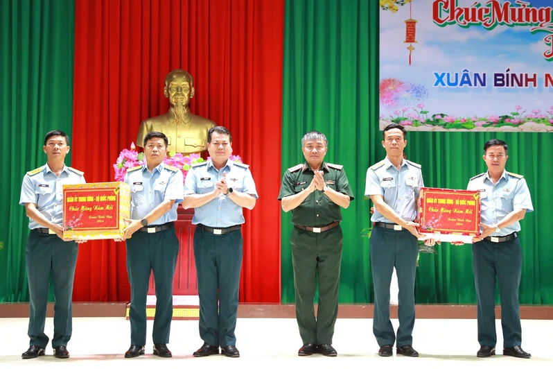 Thượng tướng Nguyễn Văn Hiền chúc Tết các đơn vị không quân tại Sân bay Phan Thiết