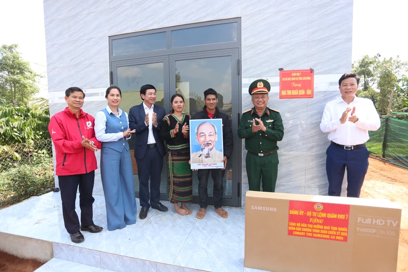 Quân khu 7 khánh thành, bàn giao 10 căn nhà “Tình nghĩa quân - dân” tặng người dân xã Thuận An, tỉnh Lâm Đồng
