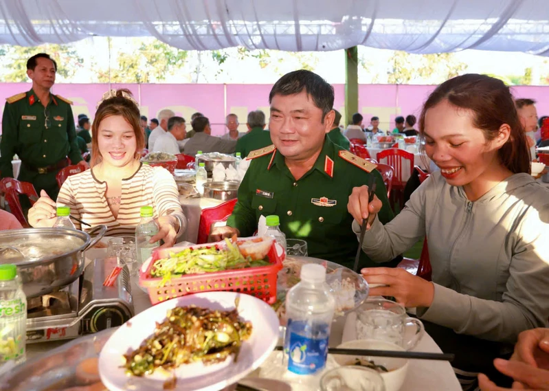 Thủ trưởng Bộ Tư lệnh Quân khu 7 ăn Tết cùng đồng bào tại tỉnh Lâm Đồng