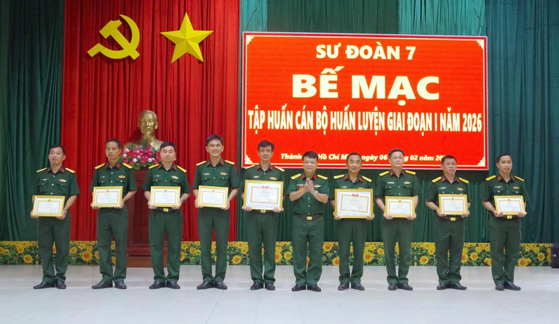 Sư đoàn 7: Bế mạc tập huấn cán bộ huấn luyện giai đoạn 1 năm 2026