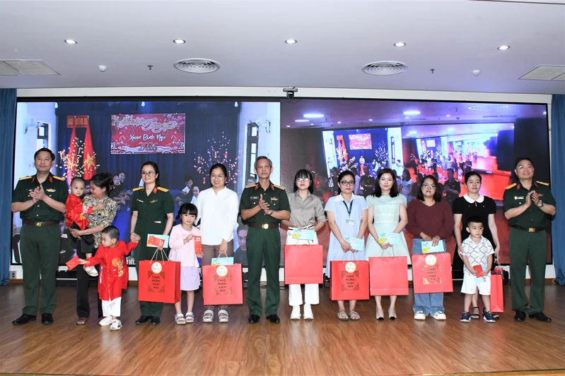 Bệnh viện Quân y 175 giao lưu, chúc Tết cán bộ, nhân viên đang công tác tại Bệnh xá đảo Trường Sa