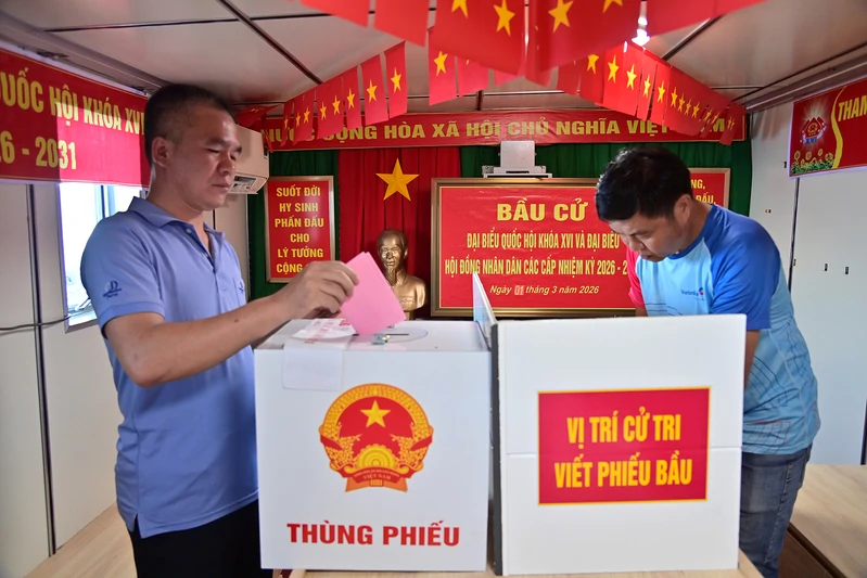 Mang lá phiếu đến với cử tri nơi đầu sóng