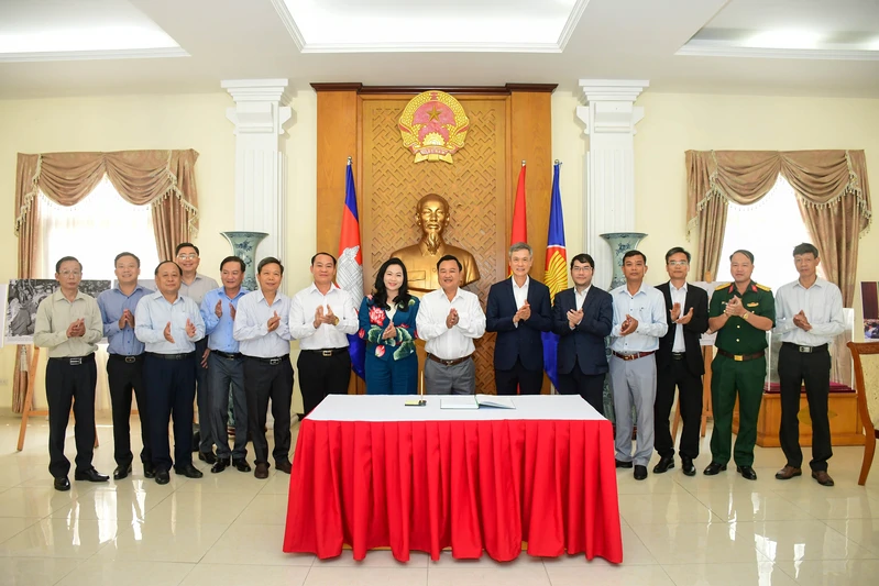 Bộ Tư lệnh Quân khu 7 thăm, chúc Tết Chol Chnam Thmay Đại sứ quán Việt Nam tại Vương quốc Campuchia
