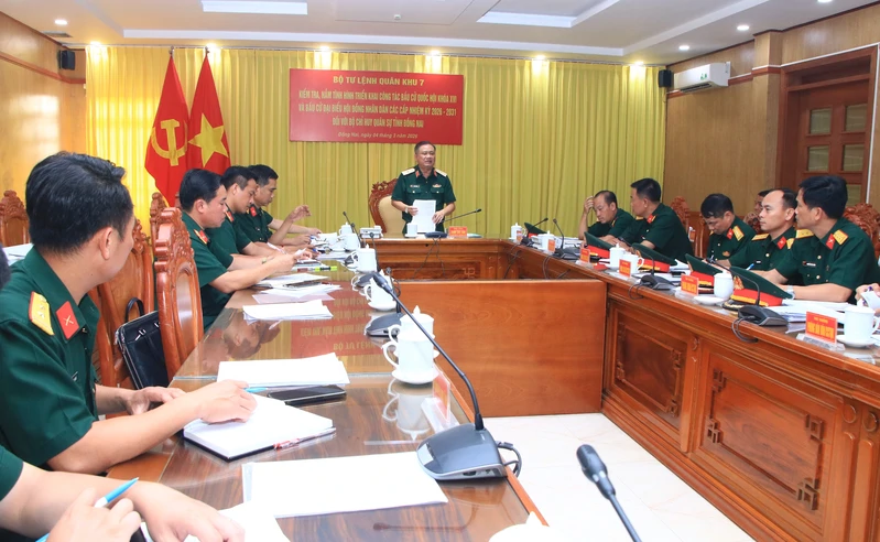 Thiếu tướng Trần Chí Tâm, Phó Chính ủy Quân khu kiểm tra công tác bầu cử tại Bộ CHQS tỉnh Đồng Nai