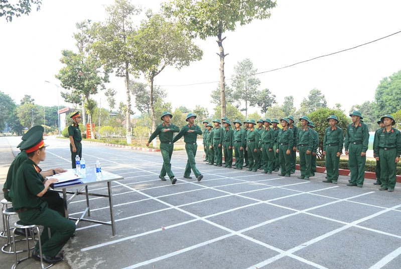 Quân khu 7 kiểm tra kết quả huấn luyện tháng đầu đối với Lữ đoàn 75