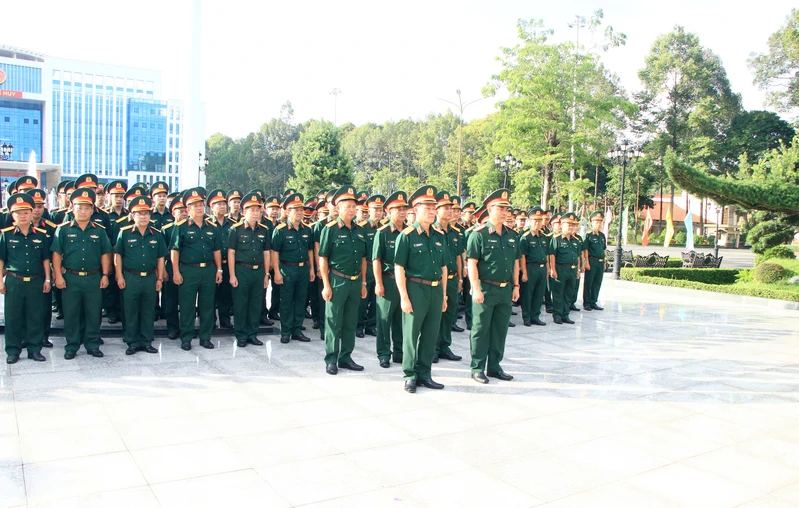 Thủ trưởng Bộ Tư lệnh Quân khu dâng hoa, dâng hương kỷ niệm 136 năm ngày sinh Chủ tịch Hồ Chí Minh