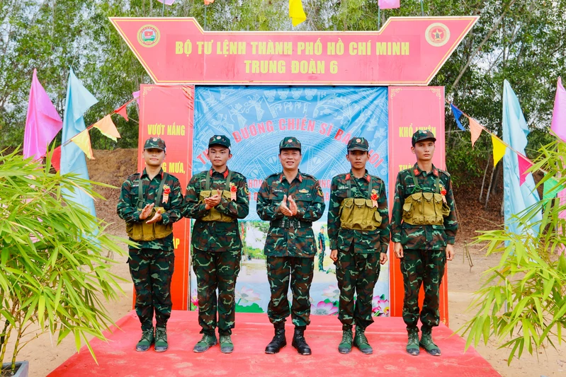 Quân khu 7 kiểm tra bắn đạn thật súng tiểu liên AK chiến sĩ mới Trung đoàn 6 
