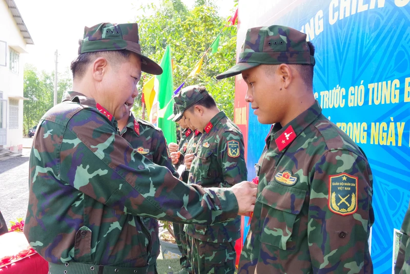 Lữ đoàn 77 tổ chức bắn đạn thật cho chiến sĩ mới