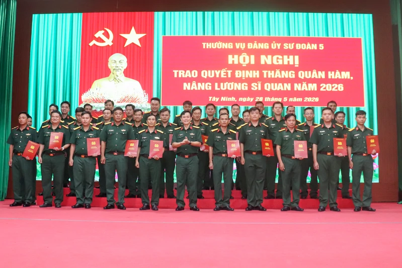 Sư đoàn 5 trao quyết định thăng quân hàm, nâng lương sĩ quan năm 2026