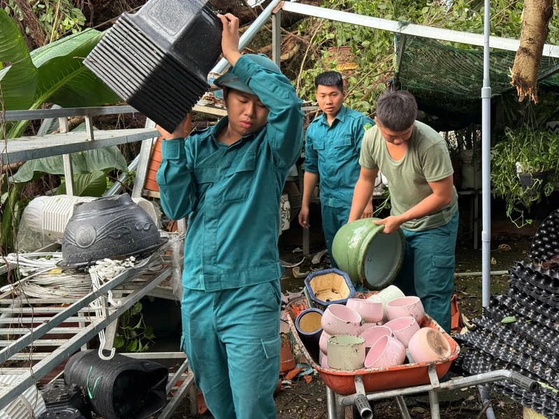 Ban CHQS xã Tân Hội, tỉnh Tây Ninh giúp dân khắc phục hậu quả giông lốc