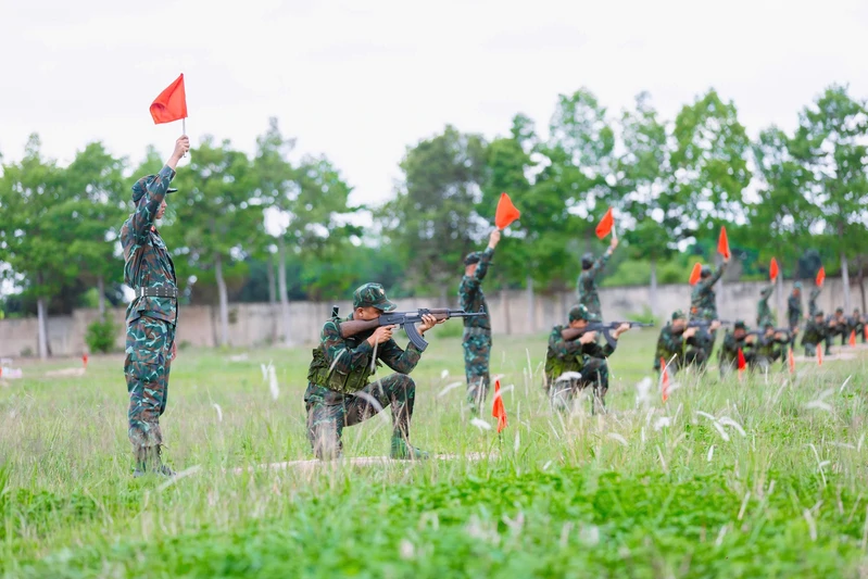 Chiến sĩ mới Trung đoàn 738 bình tĩnh, tự tin kiểm tra "3 tiếng nổ"