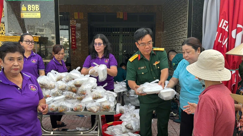 Ban CHQS phường Phú Định phối hợp thực hiện mô hình "chia sẻ yêu thương" 
