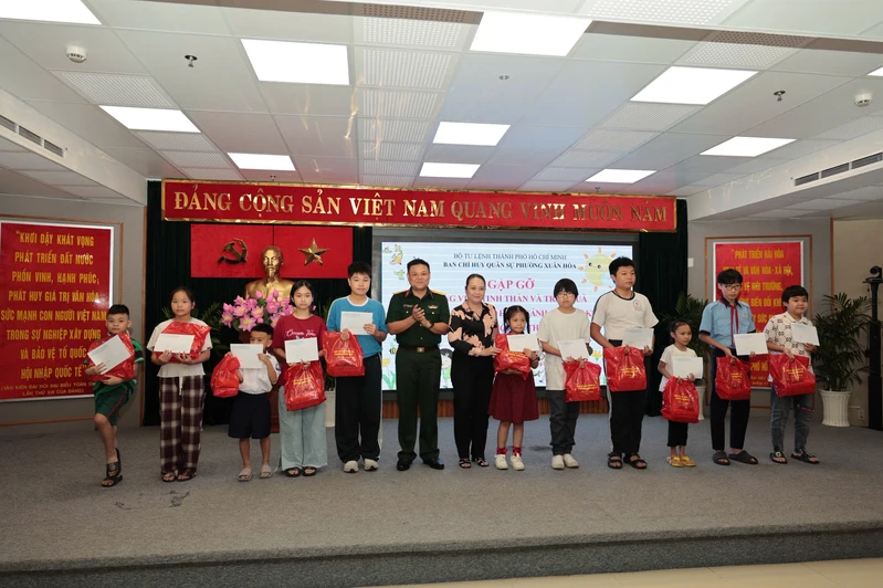 Ban CHQS phường Xuân Hòa tặng quà cho thiếu nhi có hoàn cảnh khó khăn