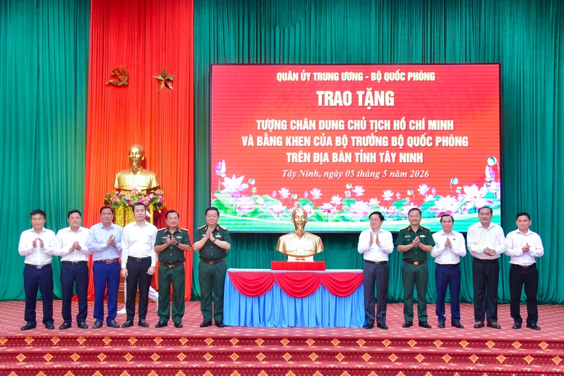 Quân ủy Trung ương, Bộ Quốc phòng trao tặng tượng chân dung Chủ tịch Hồ Chí Minh trên địa bàn tỉnh Tây Ninh