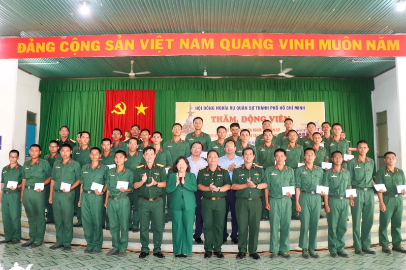 Hội đồng NVQS Thành phố Hồ Chí Minh thăm, động viên chiến sĩ mới Sư đoàn 5