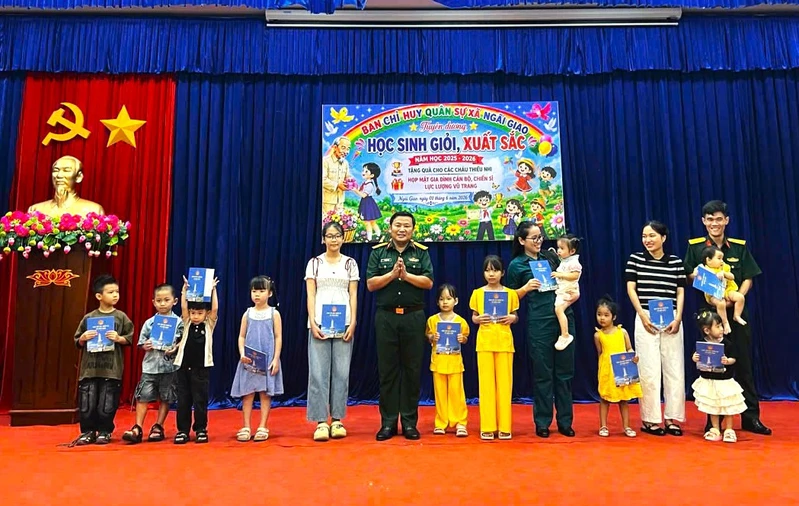 Ban CHQS xã Ngãi Giao tuyên dương, tặng quà nhân ngày Quốc tế Thiếu nhi
