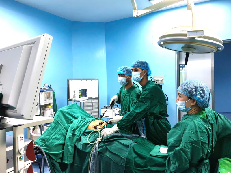 Bệnh viện Quân y 7B xử trí thành công ca viêm ruột thừa dưới gan có dị vật xương cá