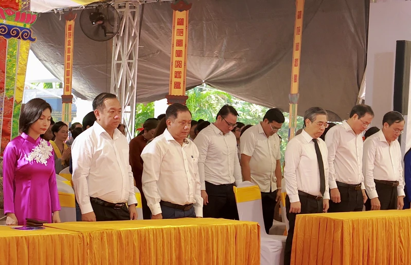 Lãnh đạo Quân khu 7 và Thành phố Hồ Chí Minh tưởng niệm anh hùng liệt sĩ, đồng bào yêu nước tại công viên Lê Thị Riêng
