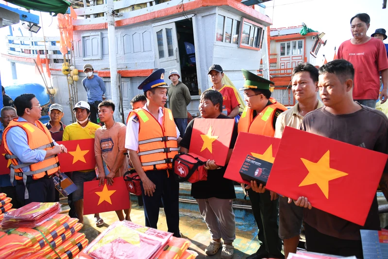 Bộ Tư lệnh Vùng Cảnh sát biển 3 thực hiện công tác dân vận tại xã Phước Hải, Thành phố Hồ Chí Minh