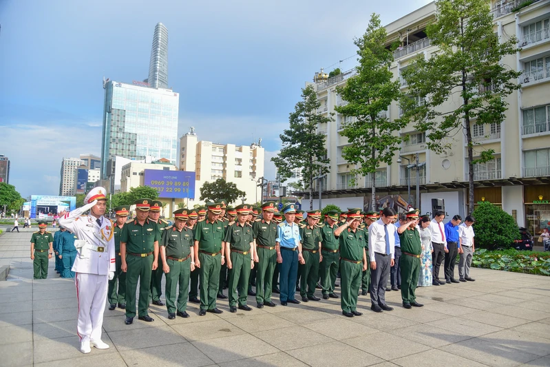 Đoàn đại biểu tham dự hội thảo khoa học cấp Bộ Quốc phòng dâng hoa tưởng niệm Chủ tịch Hồ Chí Minh