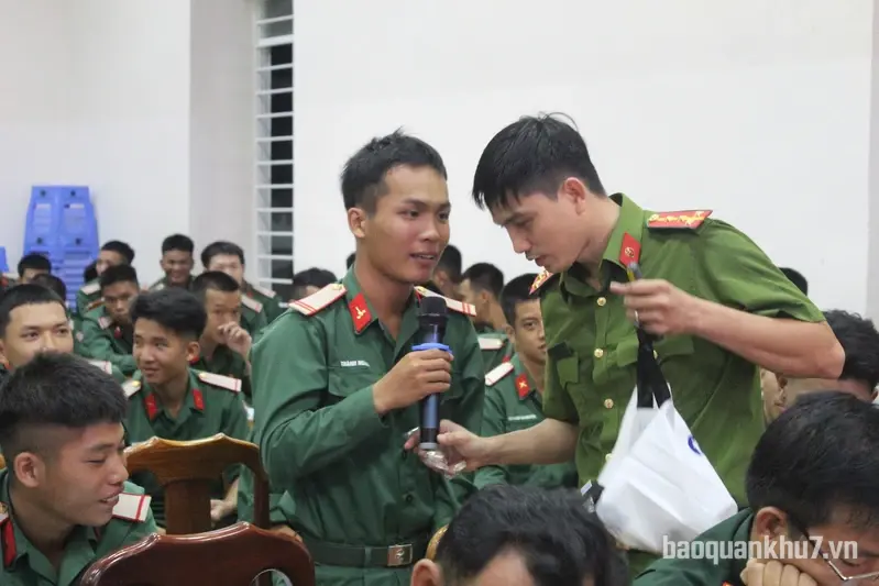 Ban Chỉ huy phòng thủ khu vực 6 - Đặc khu Côn Đảo tuyên truyền, giáo dục pháp luật cho cán bộ, chiến sĩ