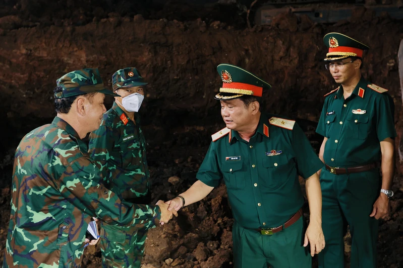 Thiếu tướng Trần Chí Tâm kiểm tra, động viên lực lượng thực hiện nhiệm vụ tại Công viên Lê Thị Riêng