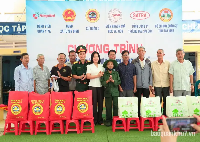 Sư đoàn 5 phối hợp khám bệnh, tặng quà gia đình chính sách tại xã Tuyên Bình, tỉnh Tây Ninh