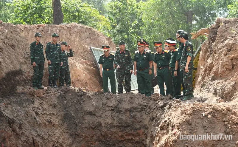 Chính ủy Quân khu 7 thăm, kiểm tra lực lượng làm nhiệm vụ tìm kiếm, quy tập hài cốt liệt sĩ tại công viên Lê Thị Riêng