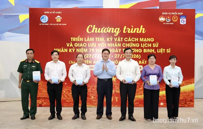 Triển lãm kỷ vật cách mạng và giao lưu nhân chứng lịch sử tại xã Tân Nhựt