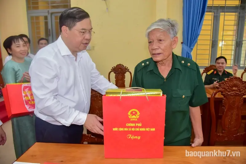 Phó Thủ tướng Thường trực Chính phủ Phạm Gia Túc thăm, tặng quà gia đình chính sách trên địa bàn tỉnh Tây Ninh