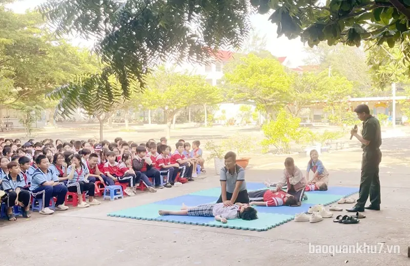 Chi đoàn Đồn Biên phòng Mũi Né tuyên truyền phòng, chống đuối nước cho học sinh