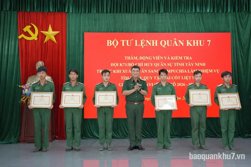 Tư lệnh Quân khu 7 thăm, kiểm tra Đội K70, K71 trước khi lên đường làm nhiệm vụ